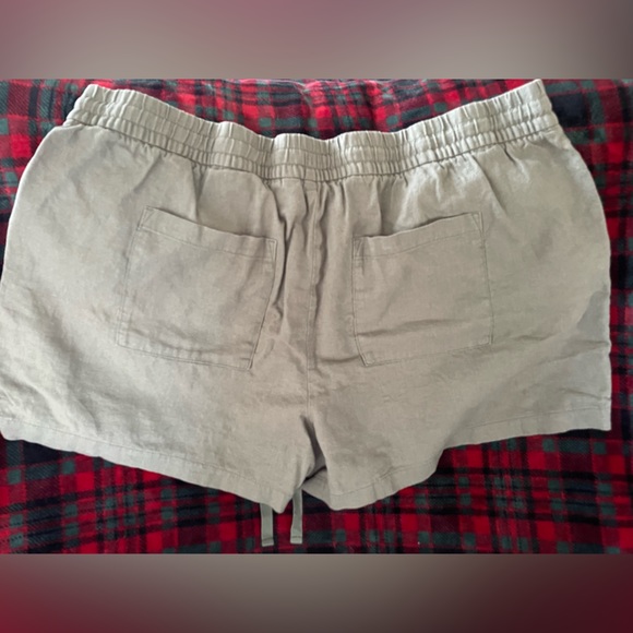 3 Pair Linen Shorts! 2 GAP, 1 Old Navy- black, chambray, olive - Picture 2 of 12
